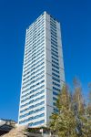 Un grande grattacielo domina la skyline di Cesenatico, costa dell'Emilia-Romagna