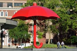 Un grande ombrello rosso nel cortile degli uffici delle Travelers Companies a Hartford, Connecticut - © Evan El-Amin / Shutterstock.com