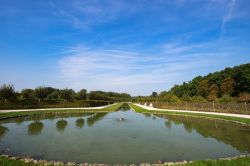 Un grande parco cittadino con fontana e alberi a Bayreuth, Germania.
