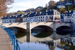 Un grazioso angolo del villaggio medievale di Bouillon, Belgio - © Jean2016 / Shutterstock.com