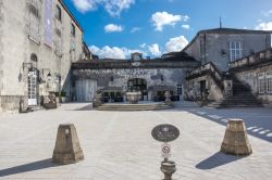 Un grazioso angolo della cittadina francese di Cognac, Nuova Aquitania. La città dà il nome a una nota bevanda alcoolica, l'acquavite Cognac - © gumbao / Shutterstock.com ...