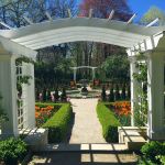 Un grazioso arco conduce a un giardino colorato al Museo d'Arte di Indianapolis, Indiana (USA) - © James Kirkikis / Shutterstock.com