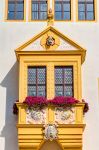 Un grazioso balconcino con fiori colorati in un edificio di Obermarkt a Freiberg, Sassonia.




