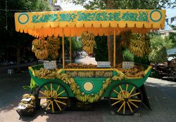 Un grazioso carretto con vendita di banane a Alanya, Turchia.

