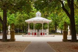 Un grazioso gazebo a Florida Park nella città di Vitoria Gasteiz, Spagna.

