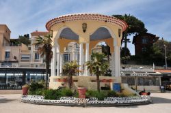 Un grazioso patio coperto sul lungomare di Bandol, Francia - © Pack-Shot / Shutterstock.com 