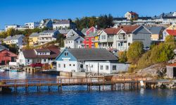 Un grazioso ponte pedonale in legno a Kristiansund sulla costa della Norvegia.
