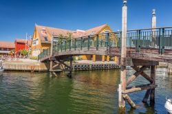 Un grazioso ponte pedonale in legno nella città di Kristiansand, Norvegia.
