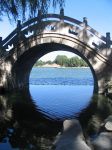 Un grazioso ponticello sul lago Daming a Jinan, Cina.
