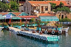 Un grazioso ristorante nel piccolo porto di Kalekoy, l'antica Simena, nella laguna di Kekova - © Heracles Kritikos / Shutterstock.com