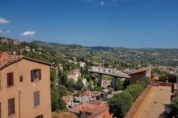 Un grazioso scorcio dall'alto della cittadina di Pezenas, Francia. Incastonata nel cuore della Linguadoca-Rossiglione, Pezenas è da sempre la città di Molière dove il ...