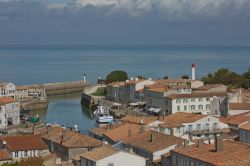 Un grazioso scorcio del borgo di Saint-Martin-de-Re, Francia - © Jiri Vondrous / Shutterstock.com