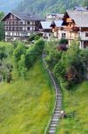 Un grazioso scorcio del borgo francese di Morzine, Alta Savoia, con scalinata immersa nel verde.
