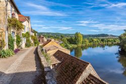 Un grazioso scorcio del borgo medievale di Beynac-et-Cazenac lungo il fiume Dordogna (Francia).

