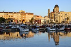 Un grazioso scorcio del porto di Sainte-Maxime al calar del sole, baia di Saint-Tropez (Francia).
