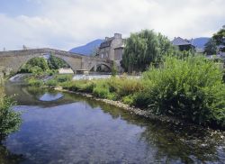 Un grazioso scorcio del villaggio di Mende, valle del Lot, Francia, qui ritratto con il suo ponte in pietra a schiena d'asino. 



