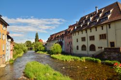 Un grazioso scorcio del villaggio di Thann nella regione dell'Alsazia, Francia.
