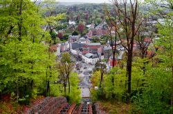 Un grazioso scorcio della città di Spa vista da una collina, Belgio. Sorge in una posizione isolata ai confini del massiccio delle Ardenne da cui sgorgano le sue famose acque ferruginose.

 ...