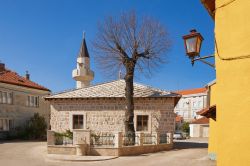 Un grazioso scorcio della città di Trebinje con la moschea del sultano Ahmed, Bosnia Erzegovina.
