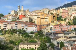 Un grazioso scorcio della cittadina di Grasse, Francia. Il suo borgo medievale è un suggestivo dedalo di stradine fra davanzali fioriti e piccole botteghe.

