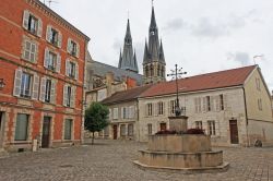 Un grazioso scorcio della piazza cittadina di Chalons-en-Champagne, Francia, in una giornata con il cielo grigio.
