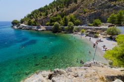 Un grazioso scorcio della spiaggia di Therma, isola di Kalymnos (Grecia).
