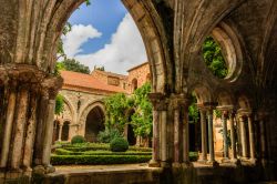 Un grazioso scorcio dell'abbazia di Fontfroide a Narbonne, Occitania, Francia, con siepi e fiori - © Vlad Ispas / Shutterstock.com