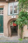 Un grazioso scorcio di facciata e cortile nella casa di Weimann a Lubecca, Germania - © StGrafix / Shutterstock.com