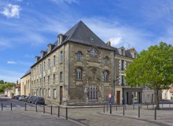 Un grazioso scorcio di Place Montierneuf con i suoi palazzi storici a Poitiers, Francia.
