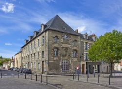 Un grazioso scorcio di Place Montierneuf con i suoi palazzi storici a Poitiers, Francia.
