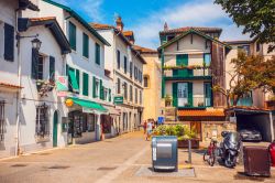 Un grazioso scorcio panoramico di Saint-Jean-de-Luz con le sue case colorate e le stradine strette - © Sun_Shine / Shutterstock.com