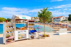 Un grazioso stand con prodotti locali in vendita a Primosten, Croazia. Questa località della Dalmazia è popolare per l'olio di oliva e la lavanda - © Pawel Kazmierczak ...