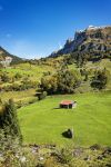 Un grazioso villaggio di montagna con le cime sullo sfondo, valle di Muotathal, Svizzera.

