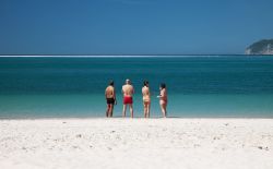 Un gruppo di adulti sulla spiaggia di Troia, nei pressi di Setubal, Portogallo. Le sue spiagge si estendono per oltre 18 chilometri.

