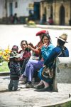 Un gruppo di donne peruviane con i loro bimbi nel villaggio di Huaraz, Perù - © klublu / Shutterstock.com