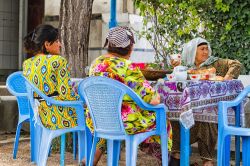 Un gruppo di donne tagike pranzano in un ristorante all'aperto a Dushanbe, Asia Centrale - © Milosz Maslanka / Shutterstock.com