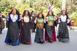 Un gruppo folkloristico di Santadi dove si festeggia il Matrimonio Mauritano in Sardegna - © GIANFRI58 / Shutterstock.com