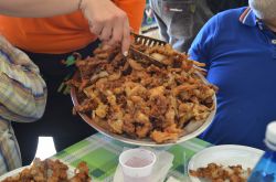 Un gusto piatto di rane fritte servito alla Sagra di San Ponso, Canavese