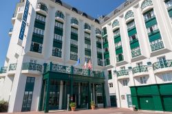 Un hotel di Trouville-sur-Mer, località balneare affacciata sul Canale della Manica, in Francia - © Valentin Ivantsov / Shutterstock.com