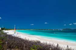 Un incantevole scorcio di Rendezvous Bay Beach sull'isola di Anguilla, America Centrale. Anguilla attrae i visitatori per le sue meravigliose spiagge bianche, le acque turchesi e gli isolotti ...