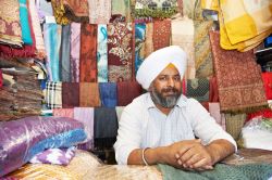 Un indiano sikh nel suo negozio di stoffe e scialli nella città di Amritsar, Punjab, India.

