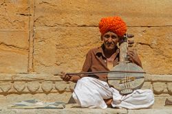 Un indiano suona uno strumento al forte di Jaisalmer, Rajasthan. Si tratta di una delle più grandi città fortificate del mondo - © Pierre Jean Durieu / Shutterstock.com