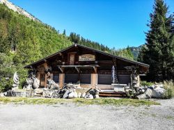 Un laboratorio di sculture nel villaggio di Argentiere, valle di Chamonix, Francia - © Alastair Wallace / Shutterstock.com