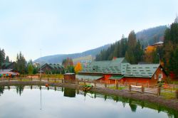 Un laghetto con case colorate a Bukovel, oblast di Ivano-Frankivsk, Ucraina - © alexmak7 / Shutterstock.com