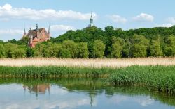 Un laghetto in un parco cittadino di Zamosc, Polonia. Sullo sfondo, la skyline di questa città situata nella parte sud orientale del paese.
