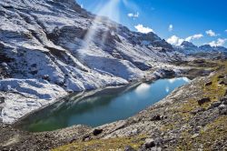 Un lago alpino fra le rocce innevate nella valle di Muotathal, Svizzera. In inverno questo territorio offre davvero molto: per chi desidera, ad esempio, intraprendere i primi passi nell'arrampicata ...