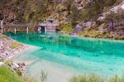 Un lago dalle acque cristalline non lontanaro da Chiusaforte, Friuli Venezia Giulia