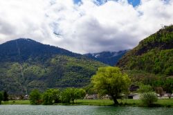 Un lago di montagna nei pressi di Bagneres-de-Luchon, Occitania, Francia. Questa graziosa cittadina si trova a circa 1 ora e 30 da Tolosa, alle porte della Spagna, nel dipartimento della Garonna.
 ...