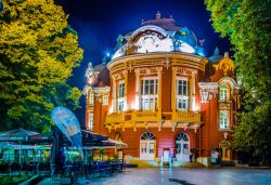 Un locale con terrazza esterna di fronte all'Opera di Varna, Bulgaria, di notte - © trabantos / Shutterstock.com