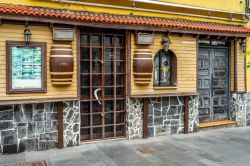 Un locale della città turistica di Puerto de la Cruz, Tenerife, Spagna - © Sergey Kohl / Shutterstock.com